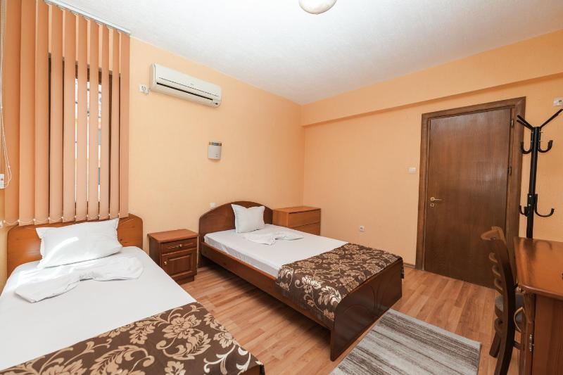 Triple Room with Balcony image 3