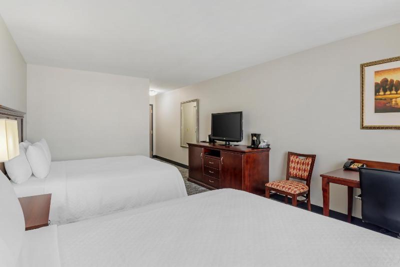 Queen Room with Two Queen Beds image 2
