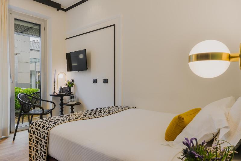 Small Double Room image 2