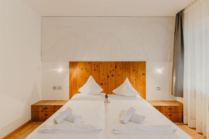 Double Room with Balcony image 4