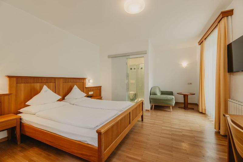 Junior Suite with Balcony image 4