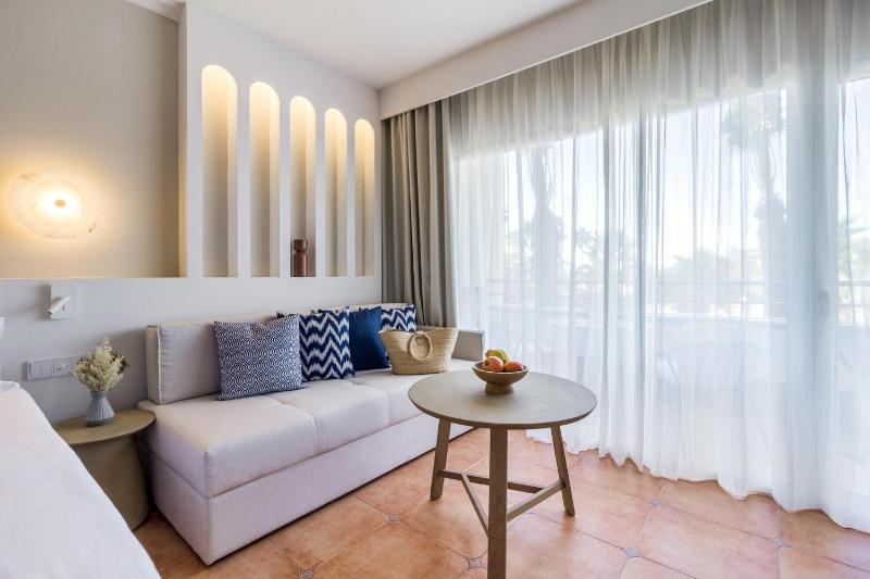 Deluxe Double or Twin Room image 3