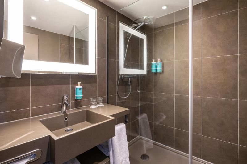 Standard Double Room image 3