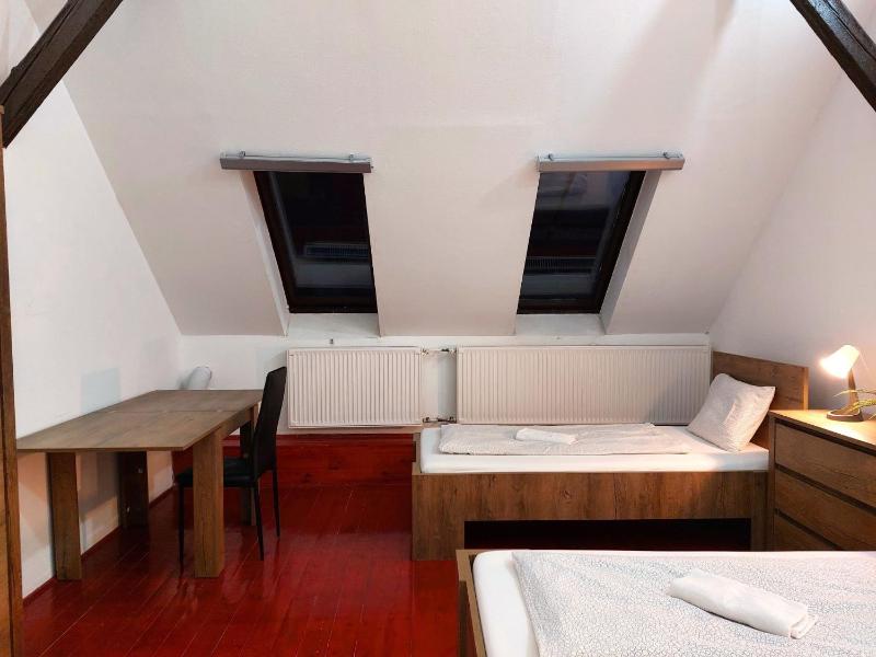 Triple Room with Shared Bathroom image 3