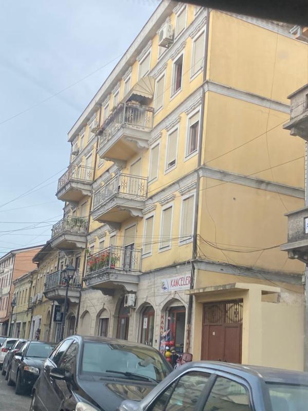 Art crafted flat in city center - image 2