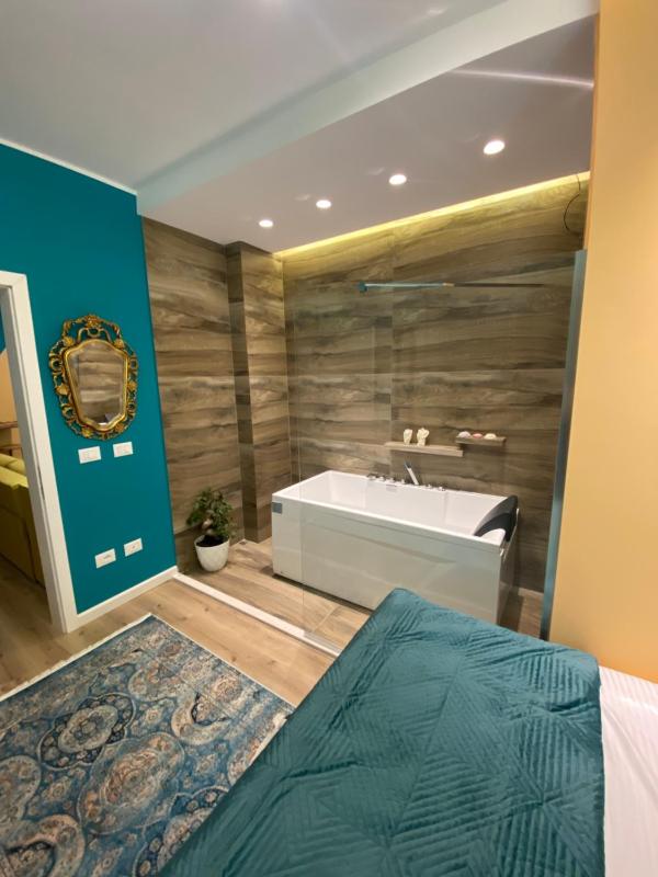 Art crafted flat in city center - image 5