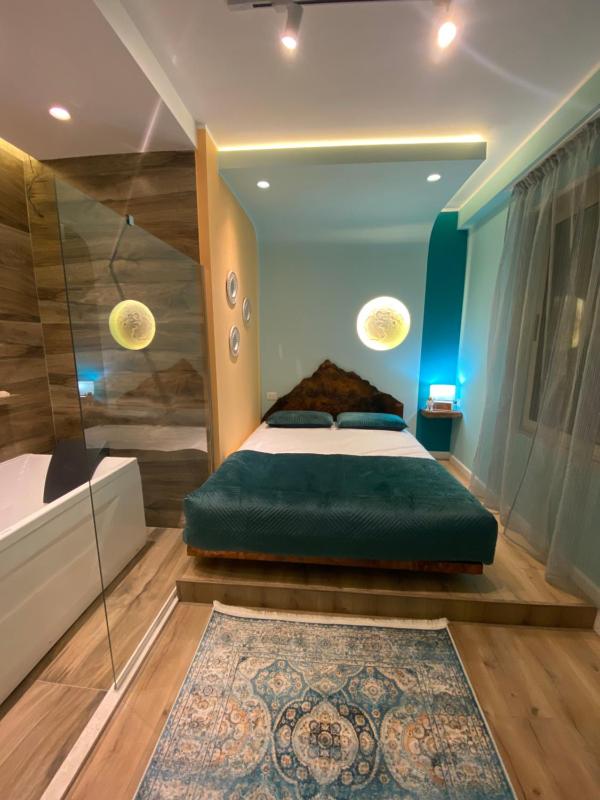 Art crafted flat in city center - image 3