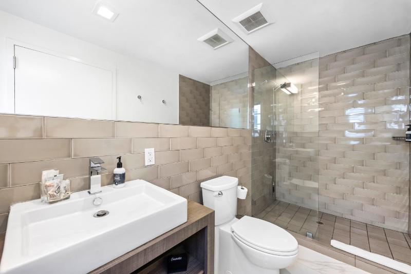 Luxuri Suites - image 7