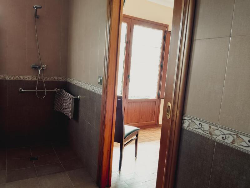Twin Room image 3