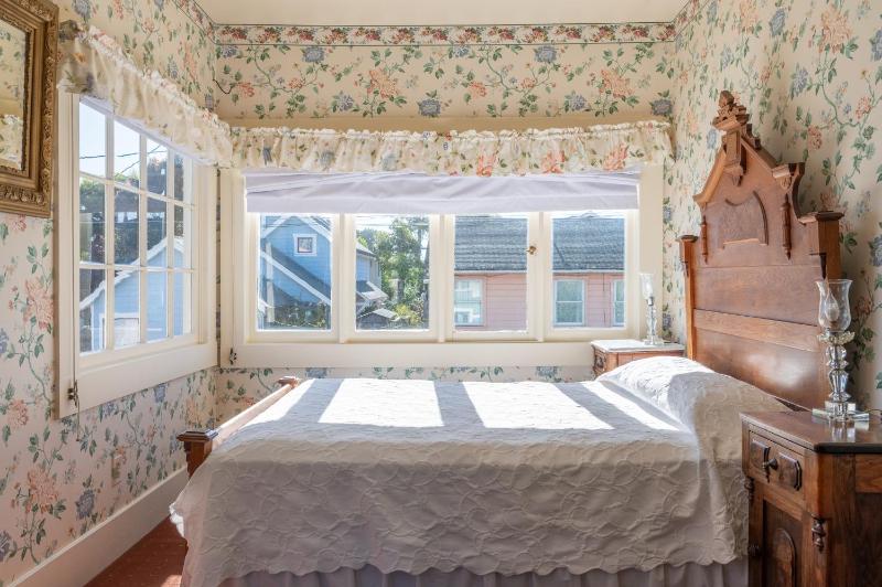 Standard Queen Room with Partial Ocean View image 4