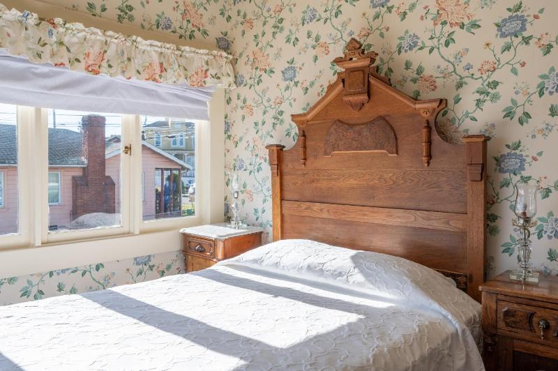 Standard Queen Room with Partial Ocean View image 3