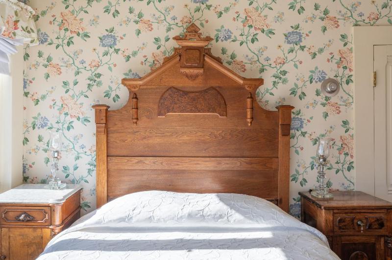 Standard Queen Room with Partial Ocean View image 2
