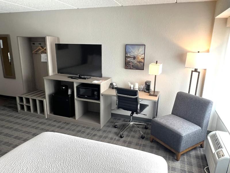 Queen Room with Two Queen Beds - Non-Smoking image 3
