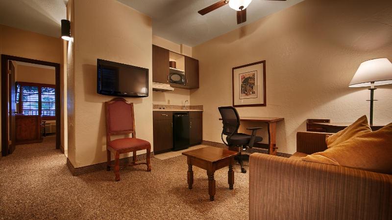 Deluxe King Room image 3