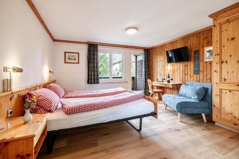 Double Room with Balcony image 3