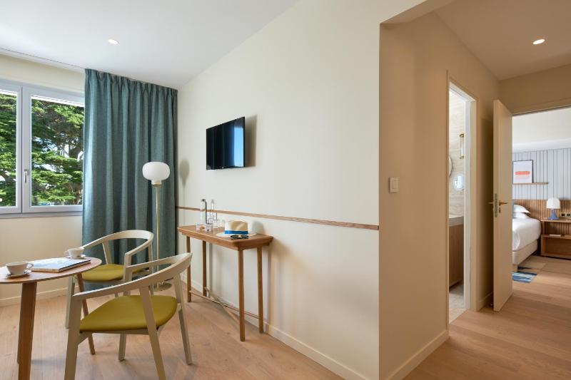 Junior Suite with Garden View image 4