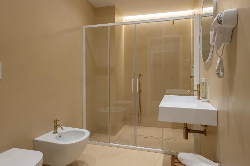 Superior Double Room with Balcony image 4