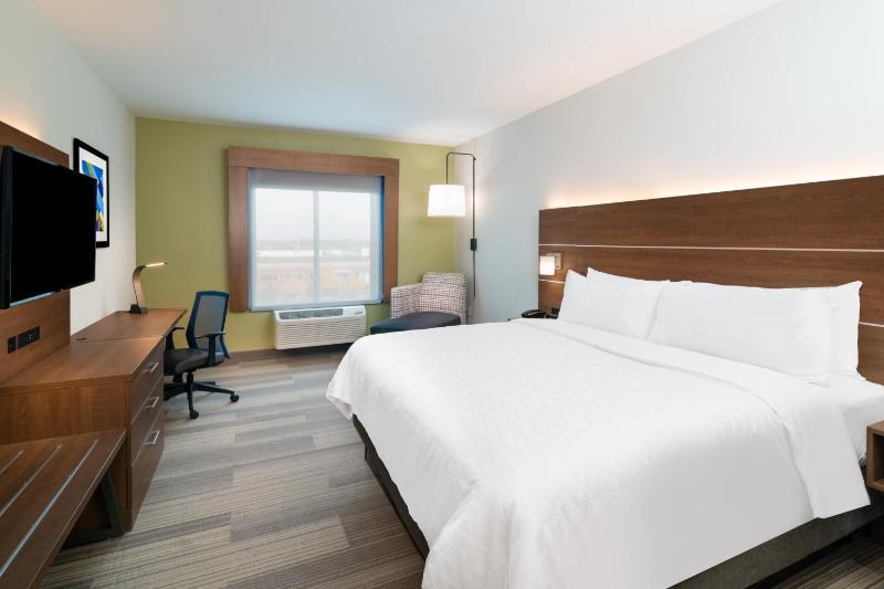 Standard King Room image 3