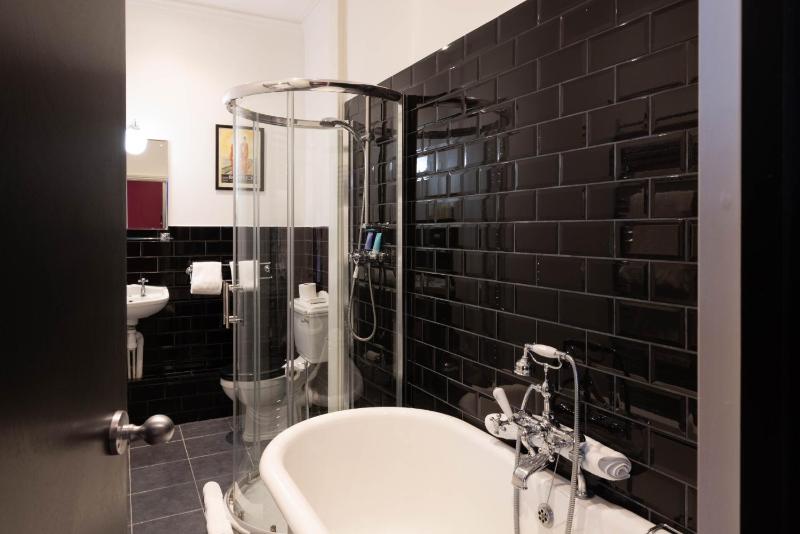 Double Room with Private Bathroom image 3