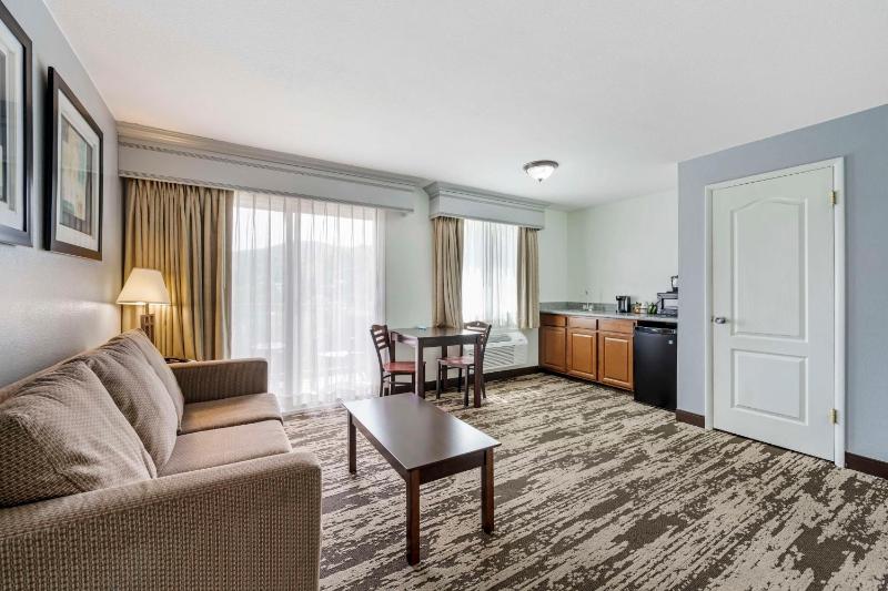 Two-Bedroom King Suite with Two Queen Beds and Sofa Bed - Balcony image 4