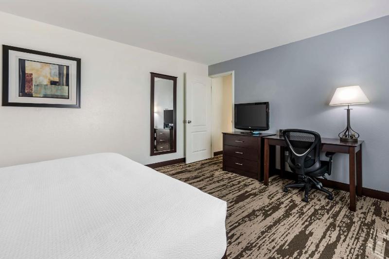 Two-Bedroom King Suite with Two Queen Beds and Sofa Bed - Balcony image 3