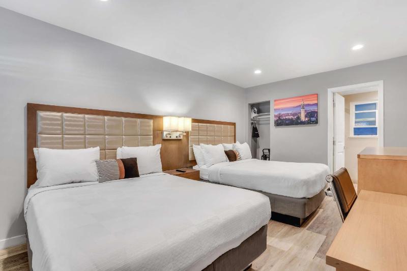 Queen Room with Two Queen Beds - Non-Smoking image 4