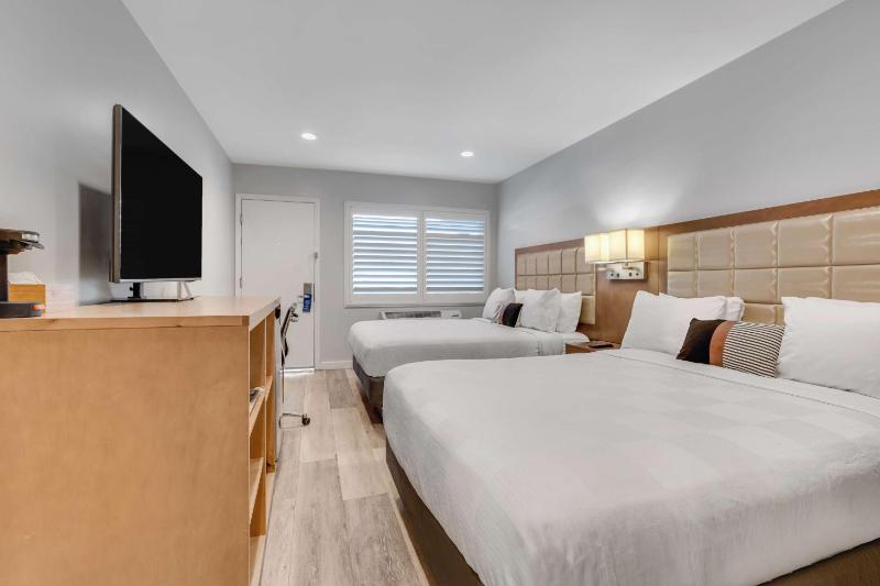 Queen Room with Two Queen Beds - Non-Smoking image 3