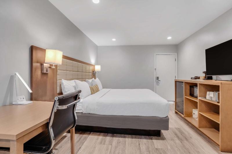 King Room - Non-Smoking image 2