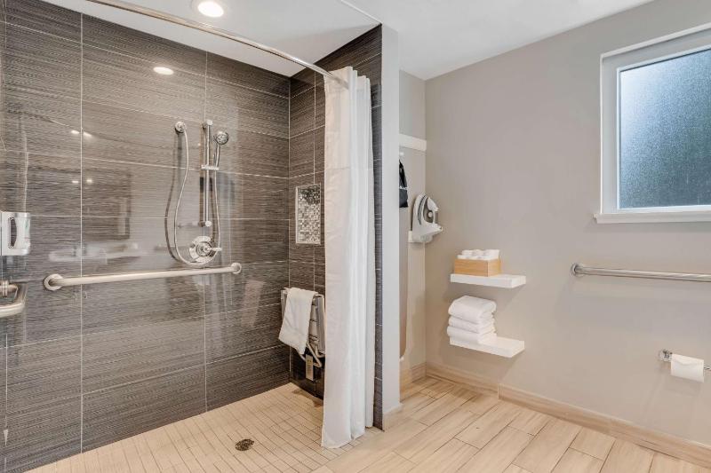 Queen Room with Roll-In Shower - Disability Access/Non-Smoking image 3