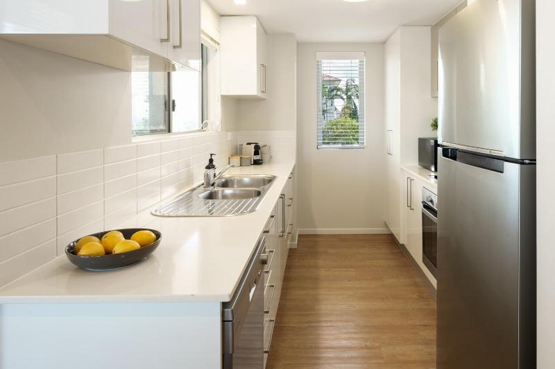 Ocean Breeze Retreat: Kings Coastal Apartment - image 5