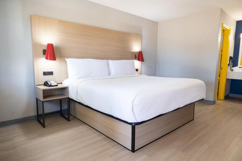 Standard King Room image 1