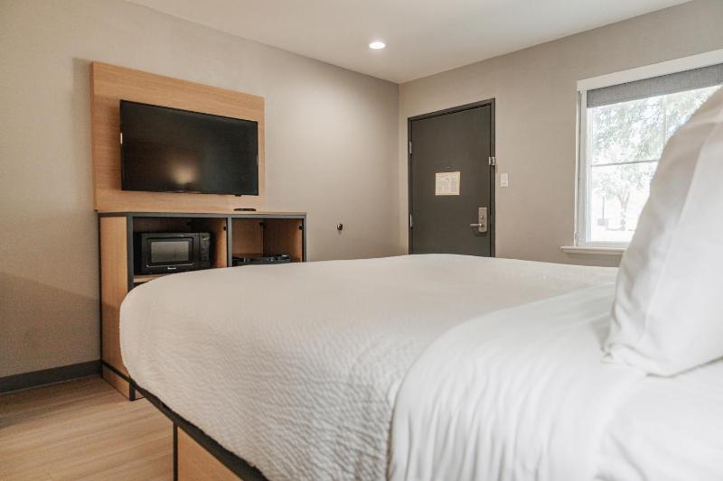 Standard King Room image 2