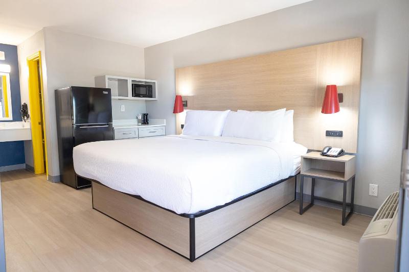 Standard King Room image 1