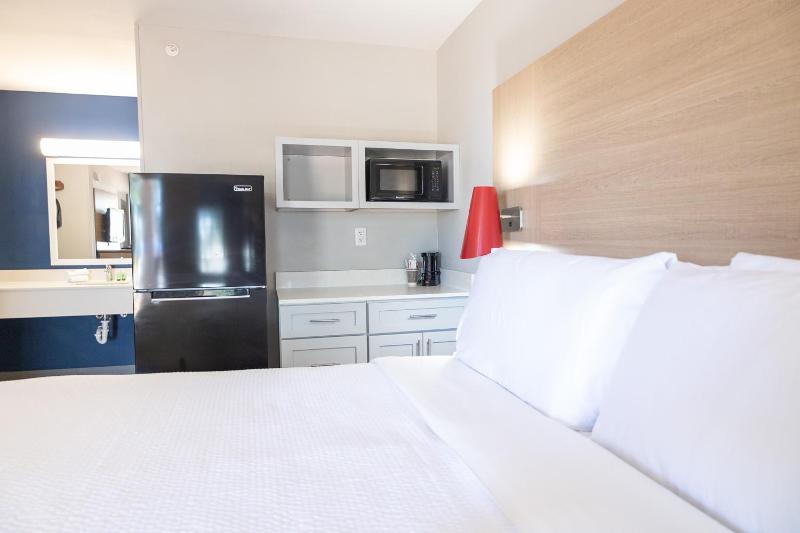 Standard King Room image 4