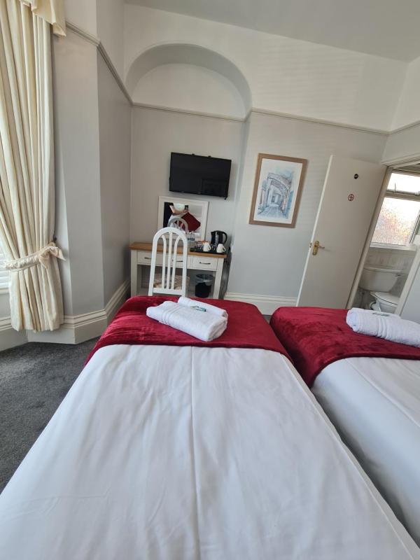 Twin Room - First Floor image 4