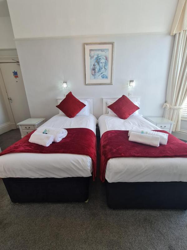 Twin Room - First Floor image 3