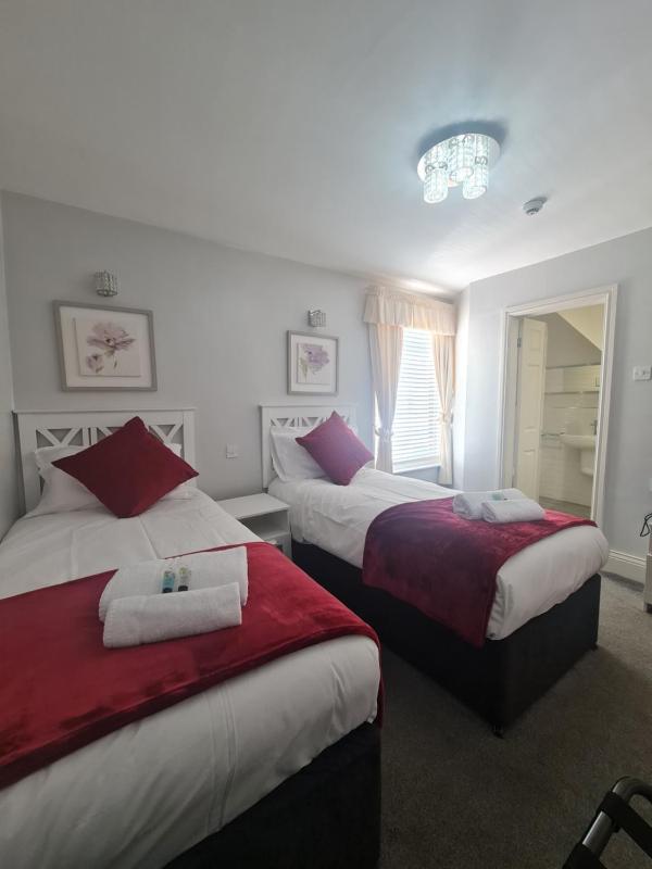 Twin Room - First Floor image 4