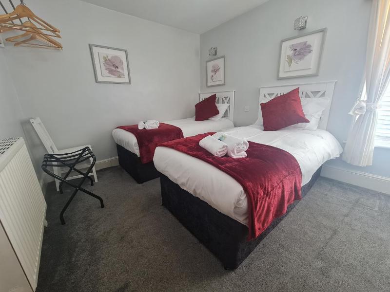 Twin Room - First Floor image 3