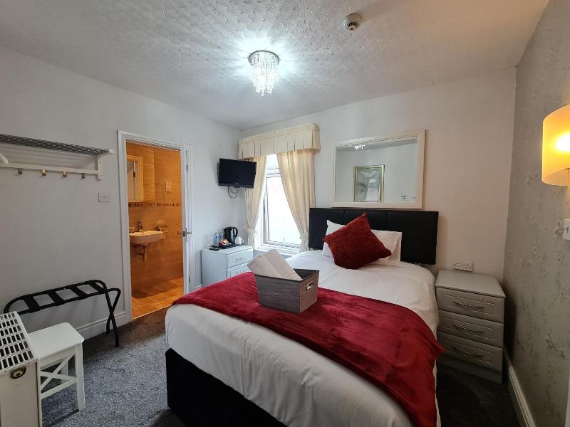 Small Double Room image 4