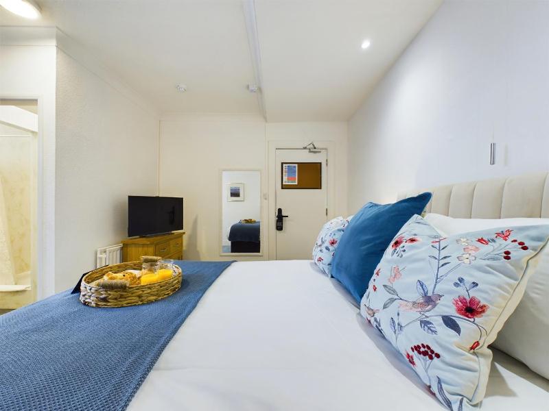 Standard Double Room image 3