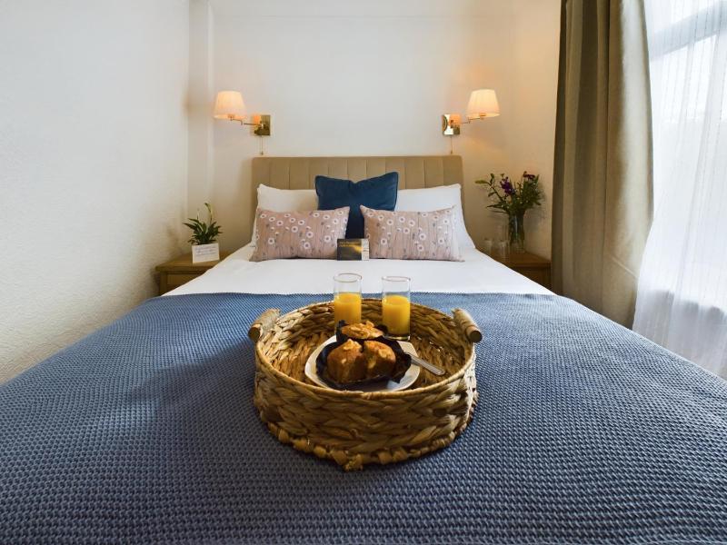 Standard Double Room image 3