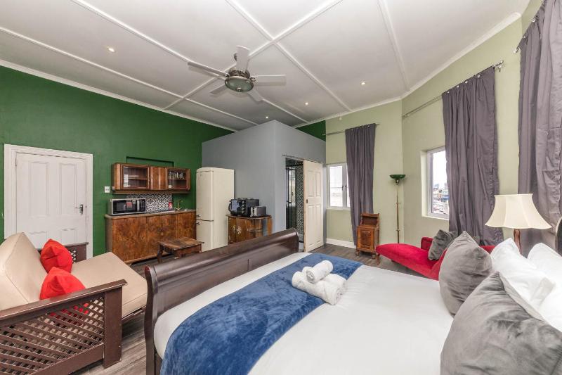 Central and Cosy 1 BD Studio Apartment in Woodstock Images