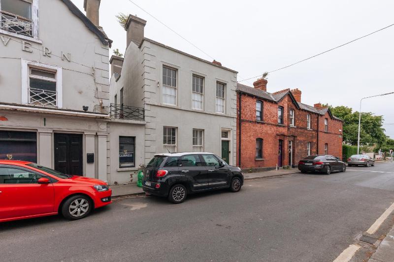 Chic & Characteristic 2BD House - Irishtown Images