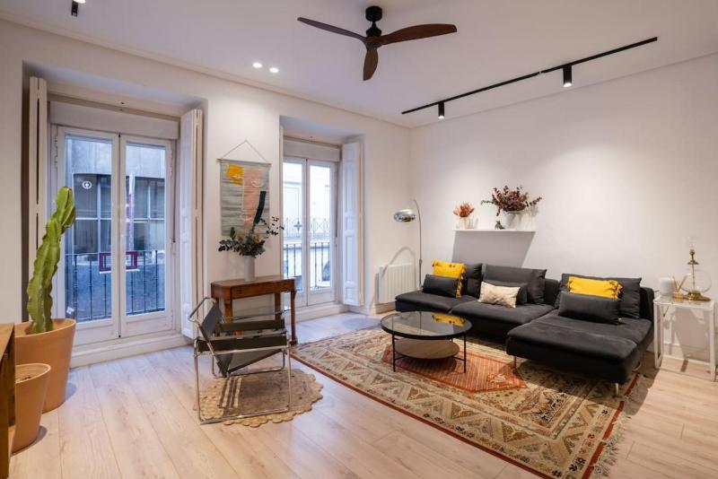 Stylish 2 Bedroom Apartment in the Heart of Madrid Images