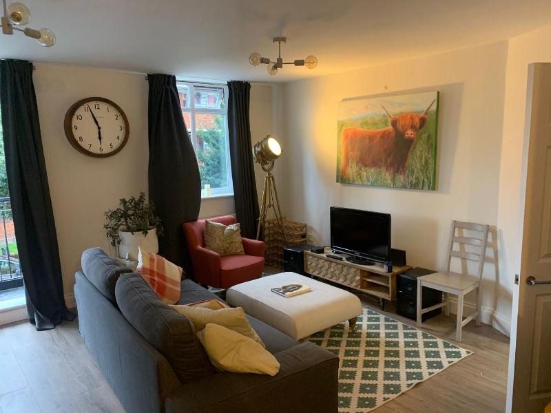 Lovely 2 Bedroom Flat near Whitechapel Station Images