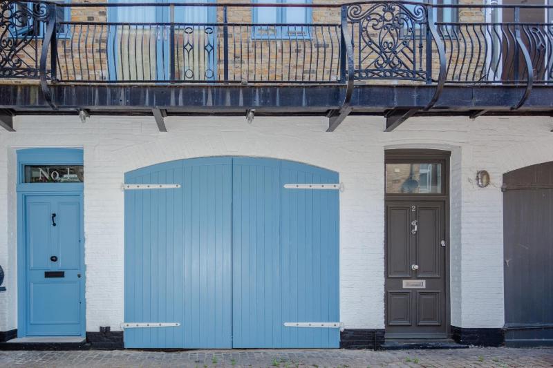 Contemporary 2 Bedroom House in Vibrant Shepherds Bush Images