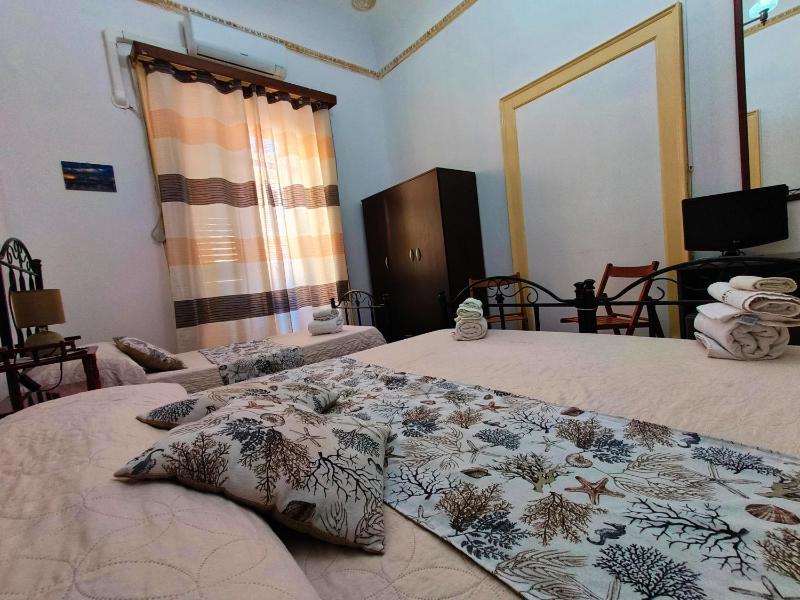 Triple Room with Balcony image 4