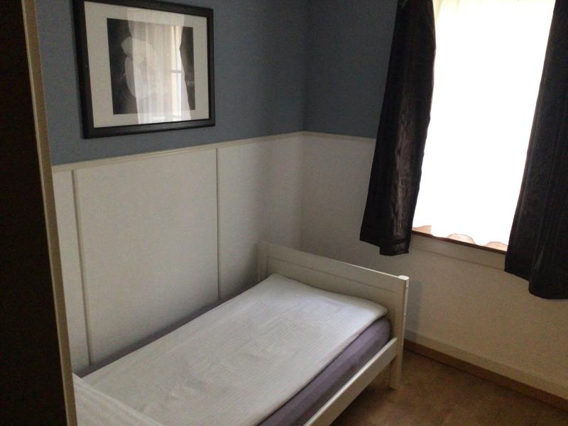 Single Room with Shared Shower and Toilet image 2