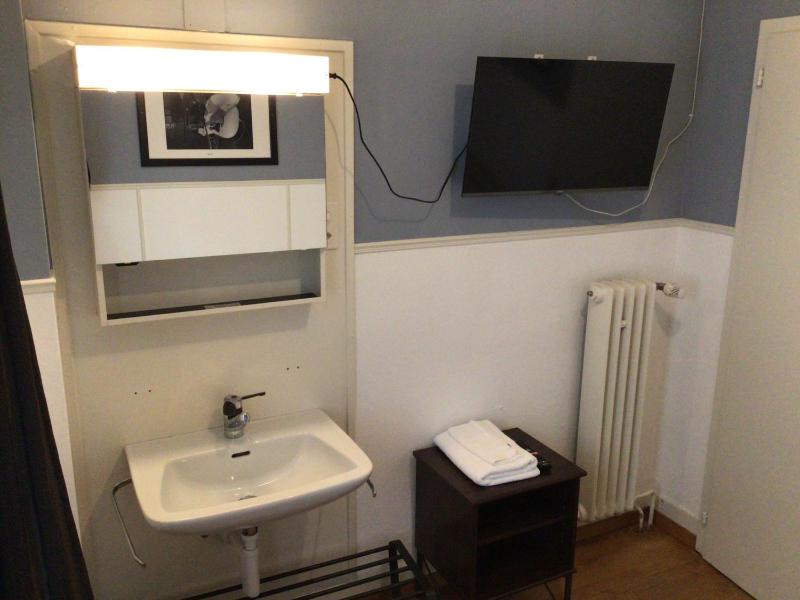 Single Room with Shared Shower and Toilet image 4