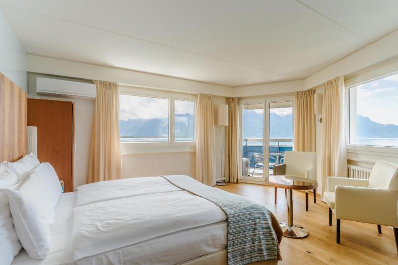  Panorama Room – lake view and balcony image 4